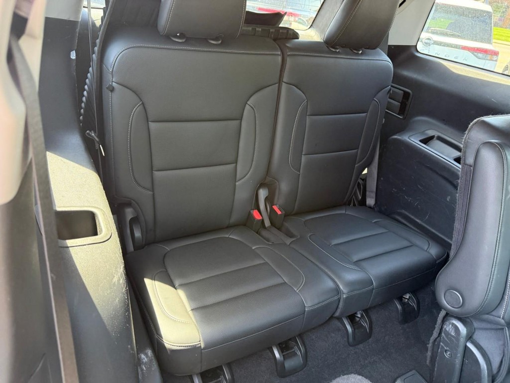 GMC Acadia Vehicle Full-screen Gallery Image 12