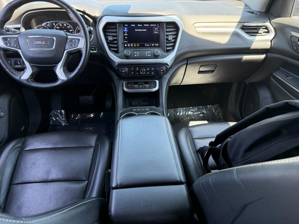 GMC Acadia Vehicle Full-screen Gallery Image 13