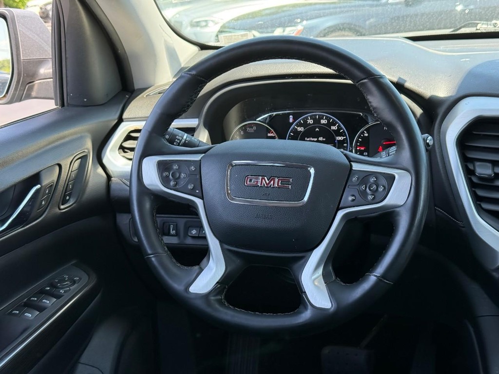 GMC Acadia Vehicle Full-screen Gallery Image 14