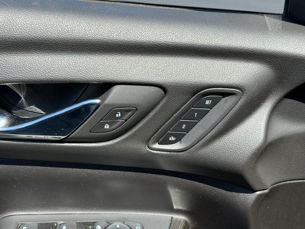 GMC Acadia Vehicle Full-screen Gallery Image 18
