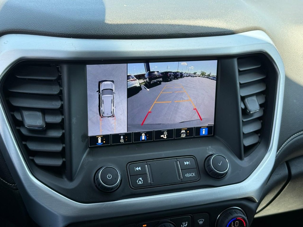 GMC Acadia Vehicle Full-screen Gallery Image 23