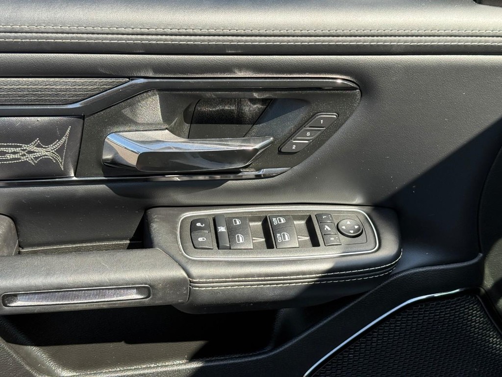 Ram 1500 Vehicle Full-screen Gallery Image 15