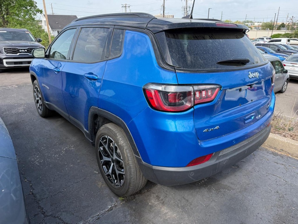 Jeep Compass Vehicle Full-screen Gallery Image 04