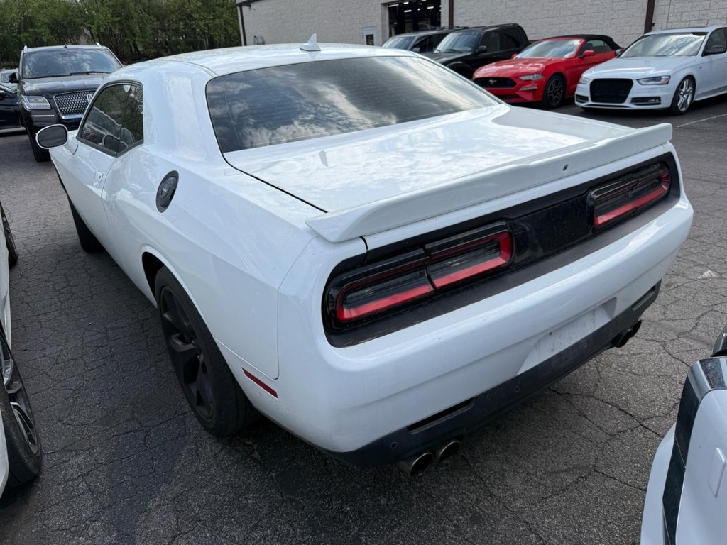 Dodge Challenger Vehicle Full-screen Gallery Image 04