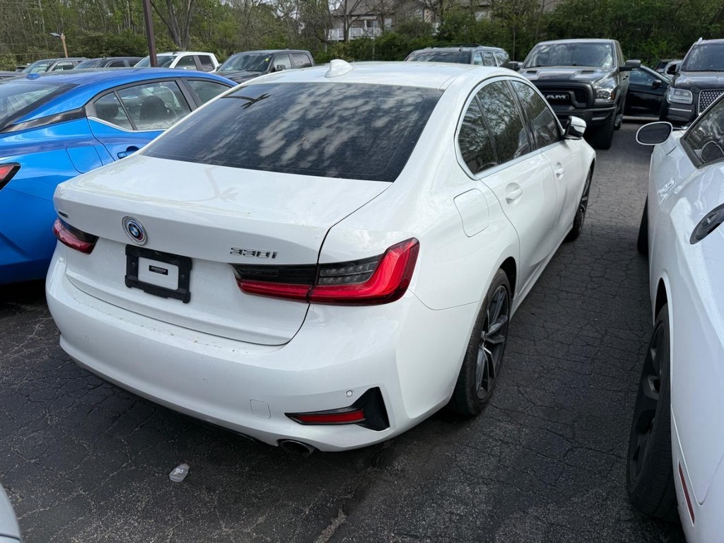 BMW 3 Series Vehicle Full-screen Gallery Image 03