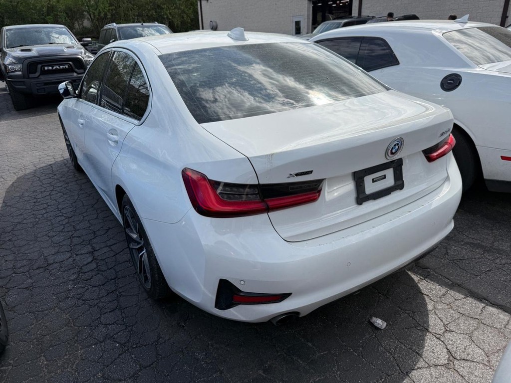 BMW 3 Series Vehicle Full-screen Gallery Image 04