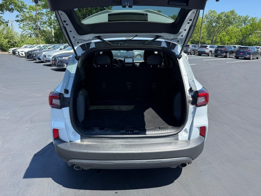 Ford Escape Vehicle Full-screen Gallery Image 06