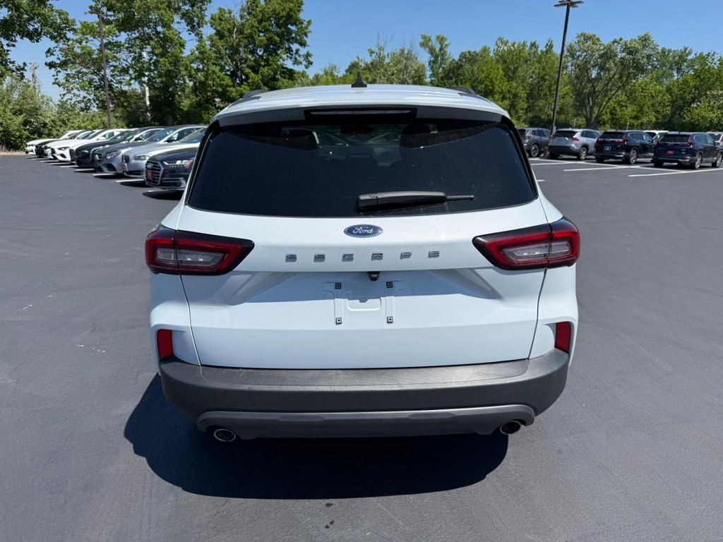 Ford Escape Vehicle Full-screen Gallery Image 07