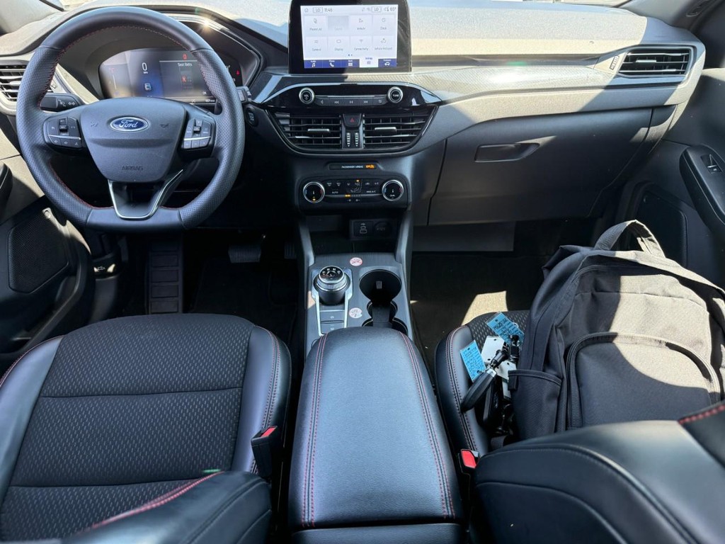 Ford Escape Vehicle Full-screen Gallery Image 10