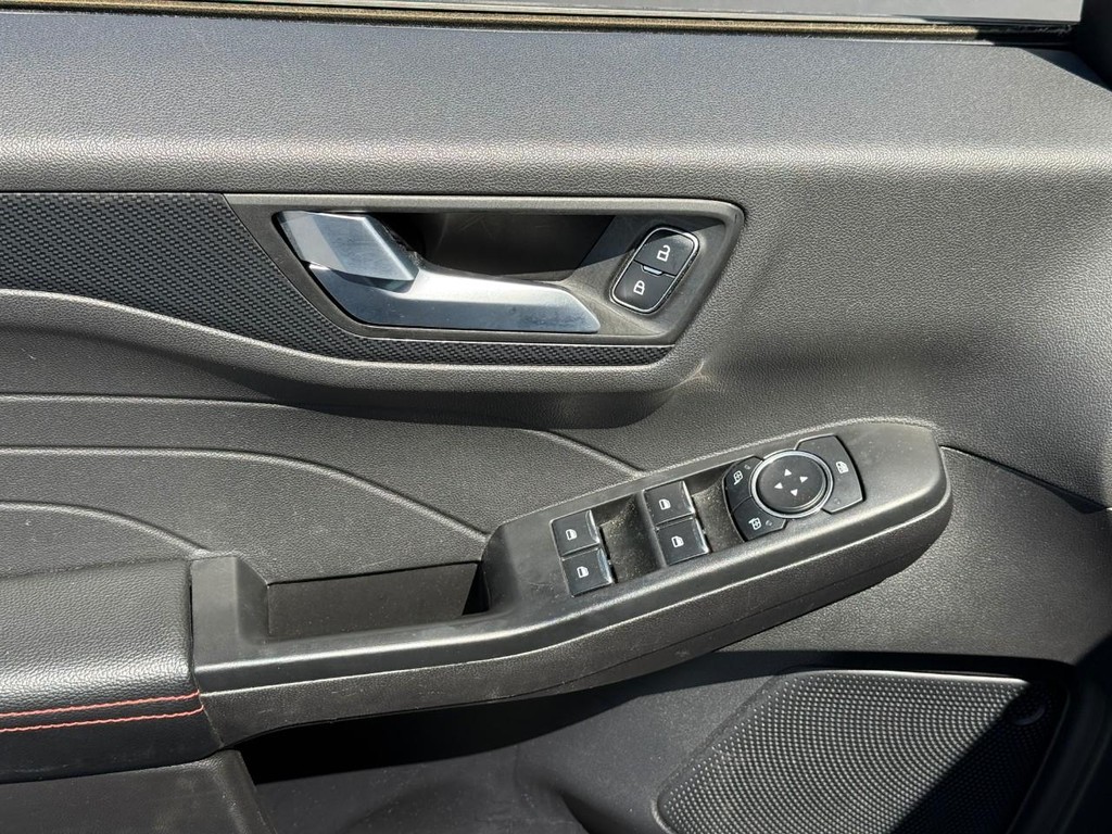 Ford Escape Vehicle Full-screen Gallery Image 15