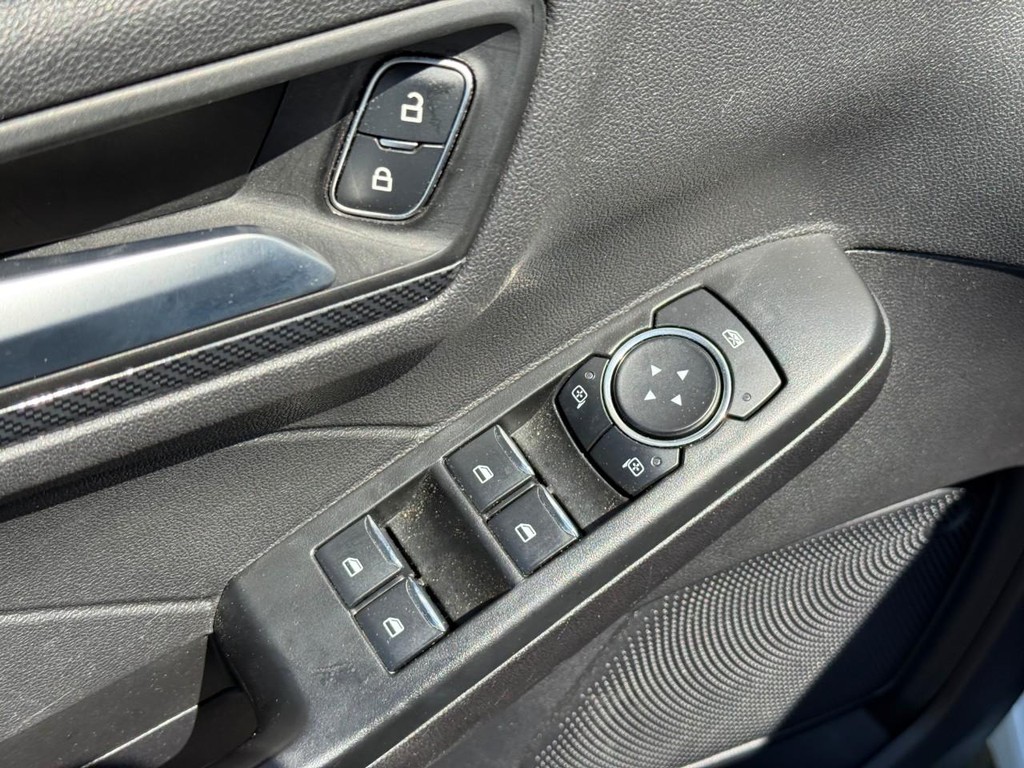 Ford Escape Vehicle Full-screen Gallery Image 16