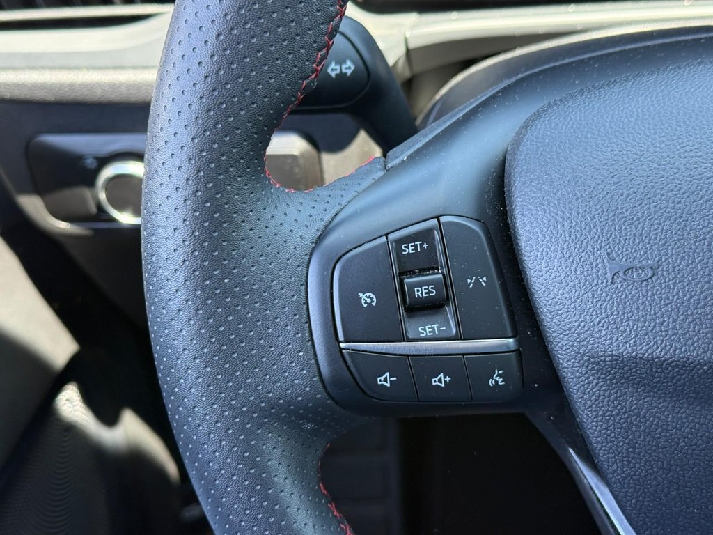 Ford Escape Vehicle Full-screen Gallery Image 19