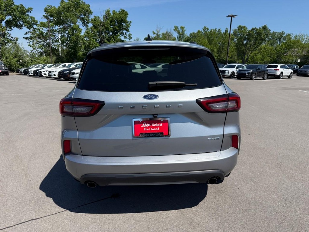 Ford Escape Vehicle Full-screen Gallery Image 08