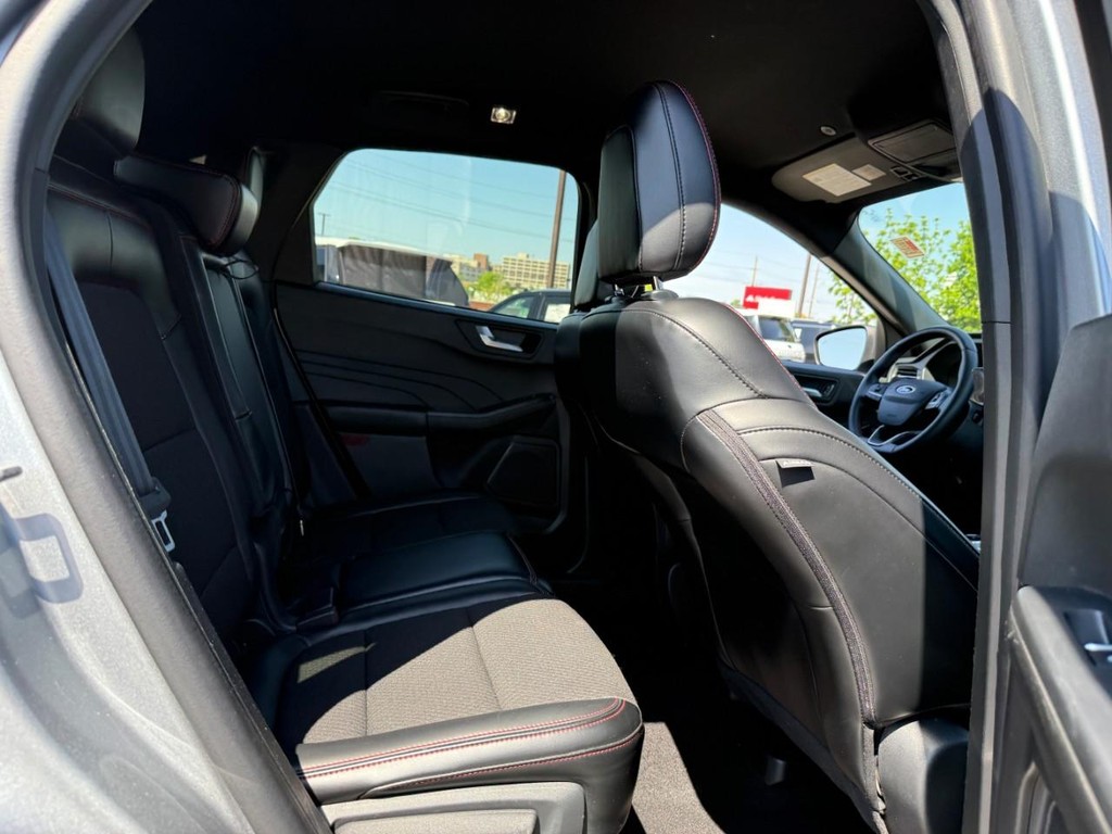 Ford Escape Vehicle Full-screen Gallery Image 11
