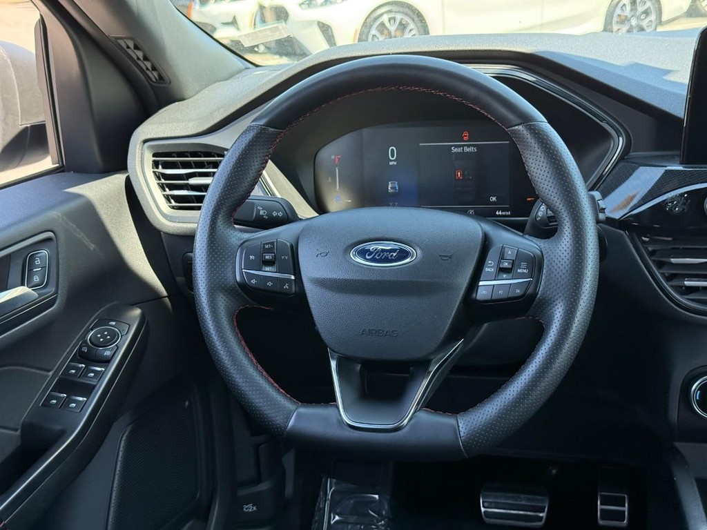 Ford Escape Vehicle Full-screen Gallery Image 13