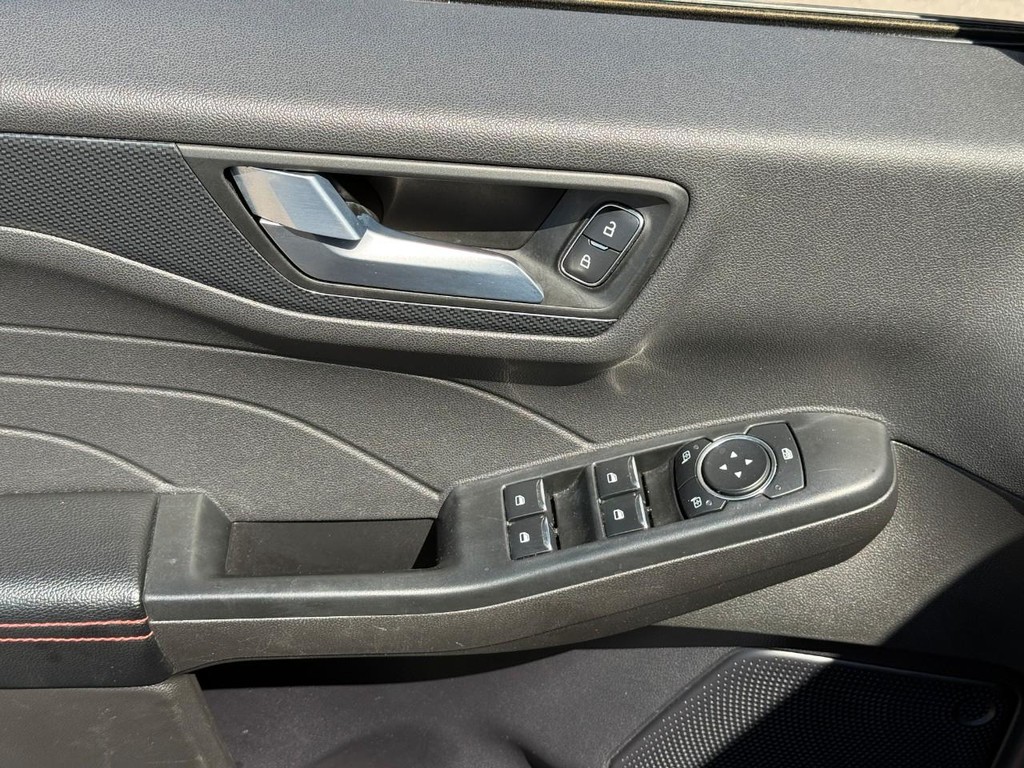 Ford Escape Vehicle Full-screen Gallery Image 17