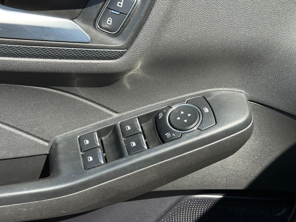 Ford Escape Vehicle Full-screen Gallery Image 18