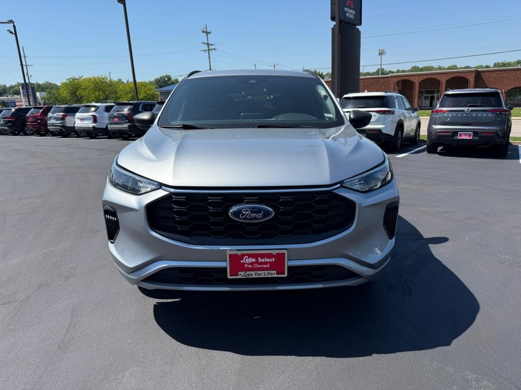 Ford Escape Vehicle Full-screen Gallery Image 10