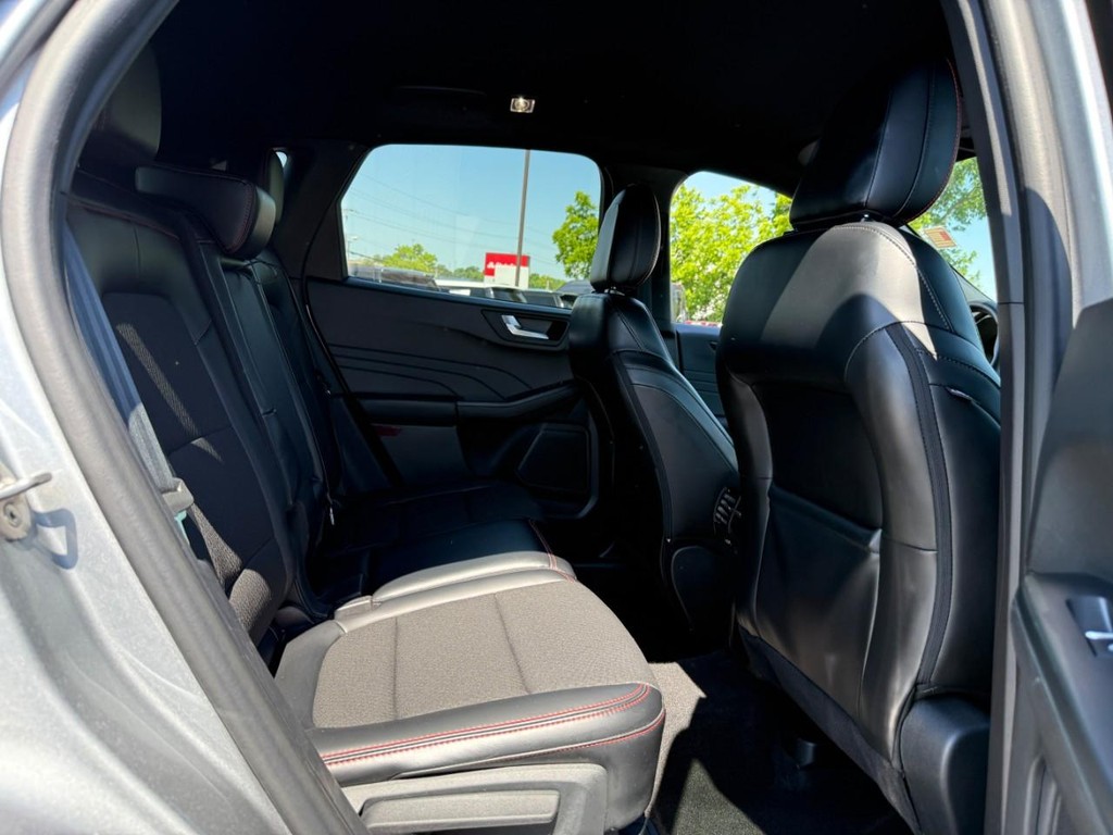 Ford Escape Vehicle Full-screen Gallery Image 11