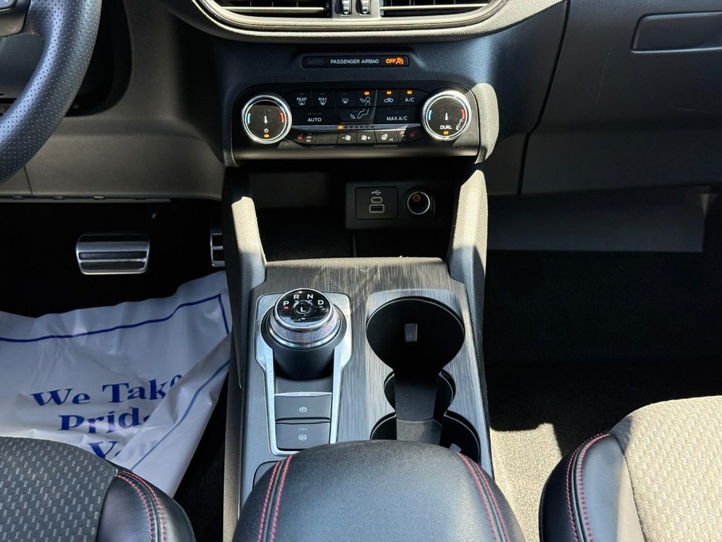 Ford Escape Vehicle Full-screen Gallery Image 16