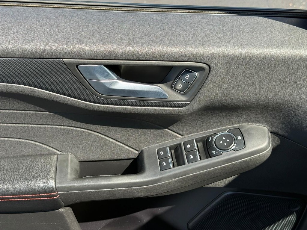 Ford Escape Vehicle Full-screen Gallery Image 17