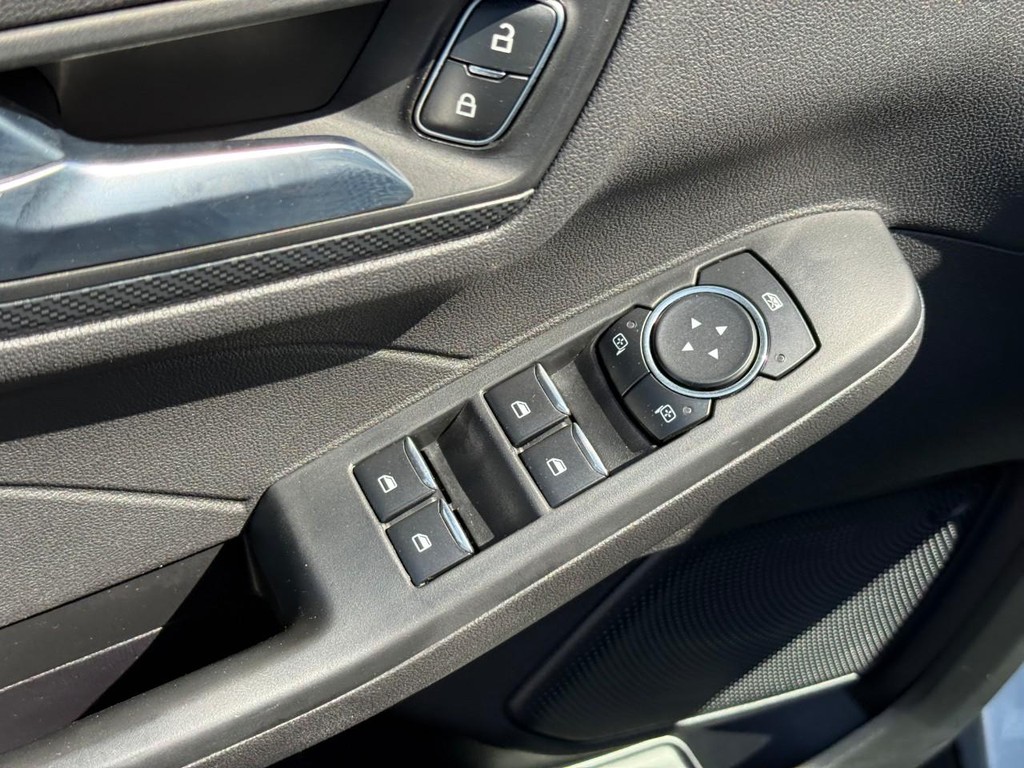 Ford Escape Vehicle Full-screen Gallery Image 18