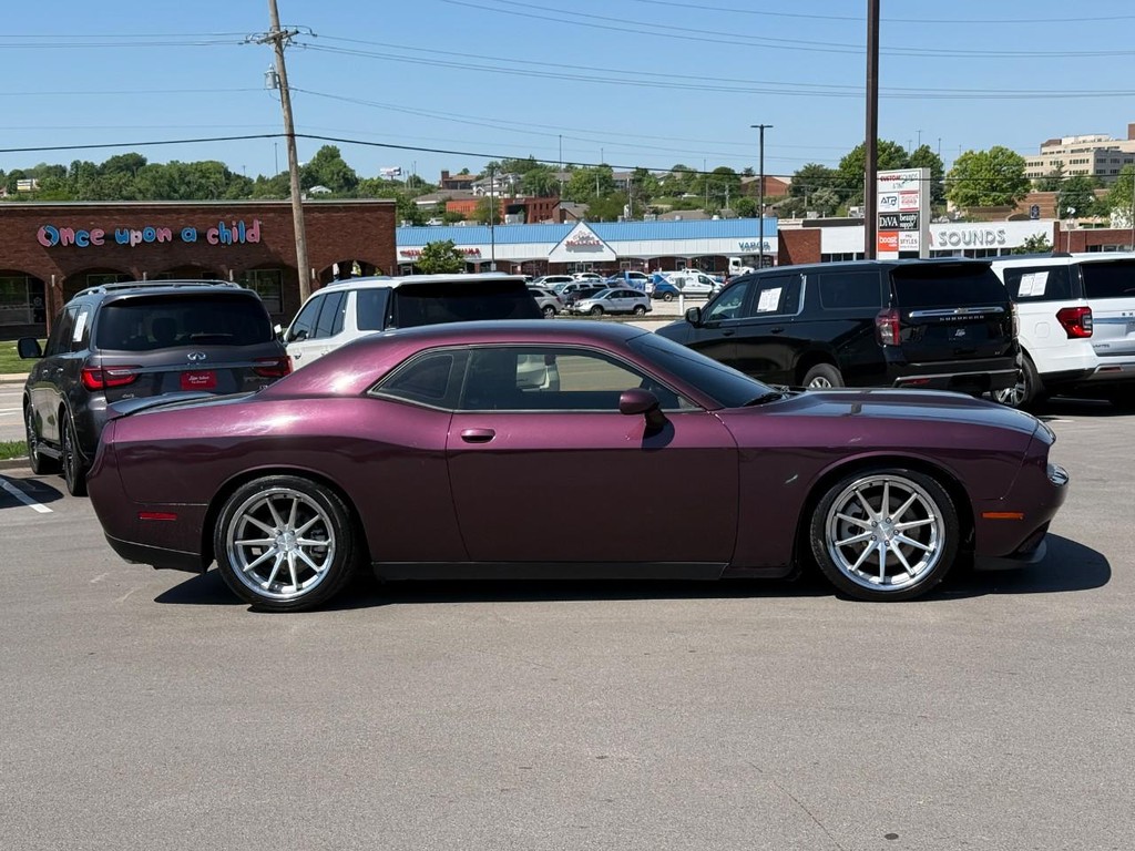 Dodge Challenger Vehicle Full-screen Gallery Image 02