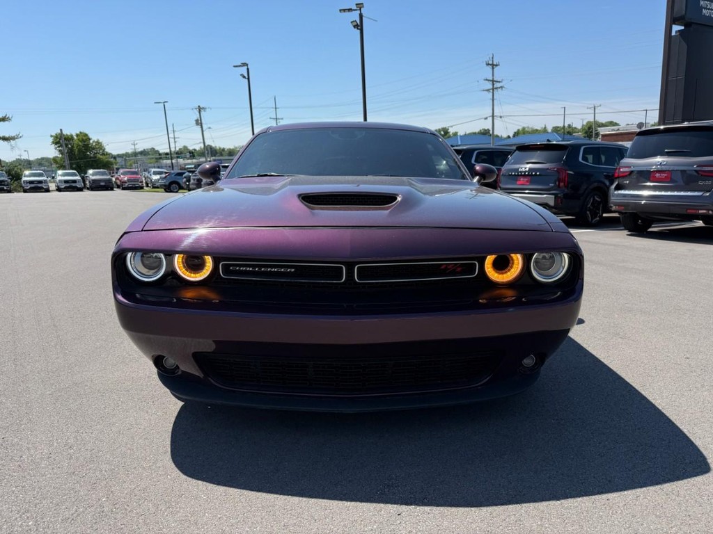 Dodge Challenger Vehicle Full-screen Gallery Image 09