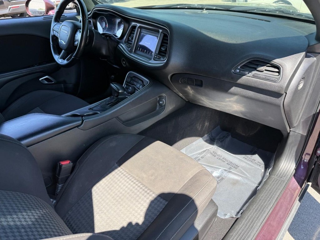 Dodge Challenger Vehicle Full-screen Gallery Image 11