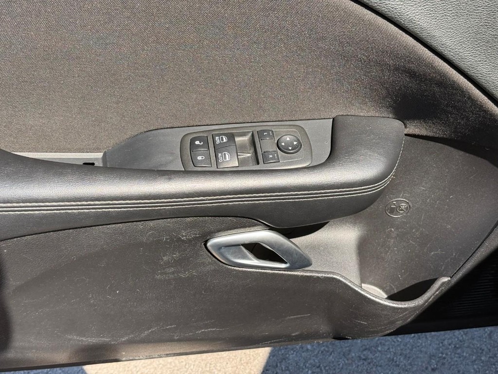 Dodge Challenger Vehicle Full-screen Gallery Image 12