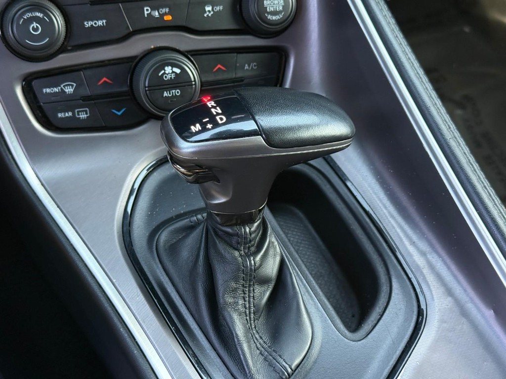 Dodge Challenger Vehicle Full-screen Gallery Image 18