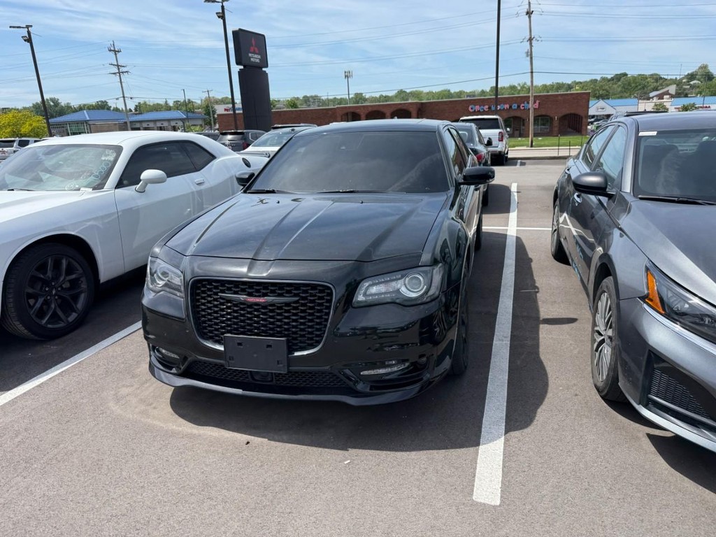 Chrysler 300 Vehicle Full-screen Gallery Image 02