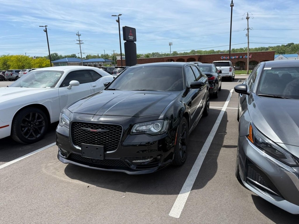 Chrysler 300 Vehicle Full-screen Gallery Image 03
