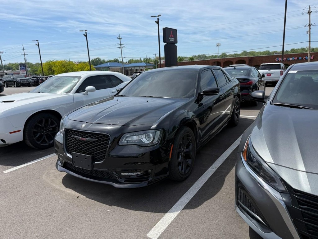 Chrysler 300 Vehicle Full-screen Gallery Image 04