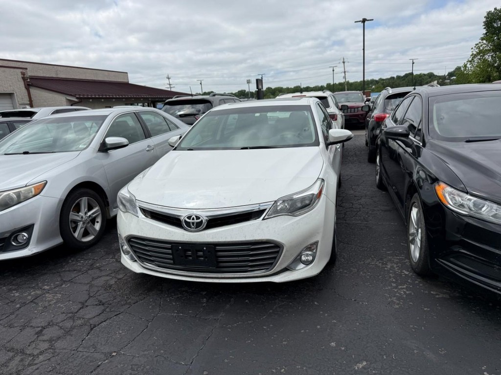 Toyota Avalon Vehicle Full-screen Gallery Image 04