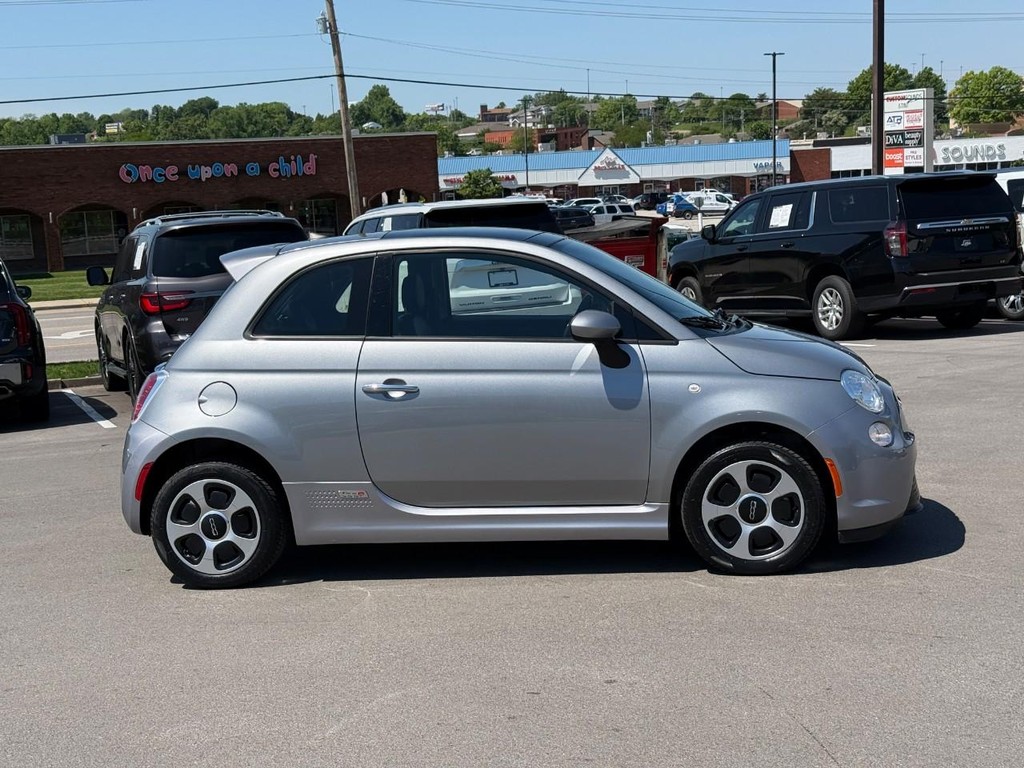 FIAT 500e Vehicle Full-screen Gallery Image 02