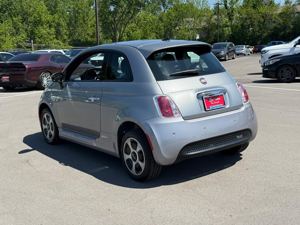 FIAT 500e Vehicle Full-screen Gallery Image 04