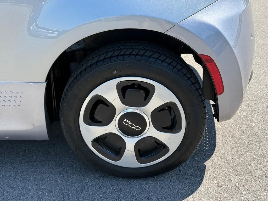 FIAT 500e Vehicle Full-screen Gallery Image 05