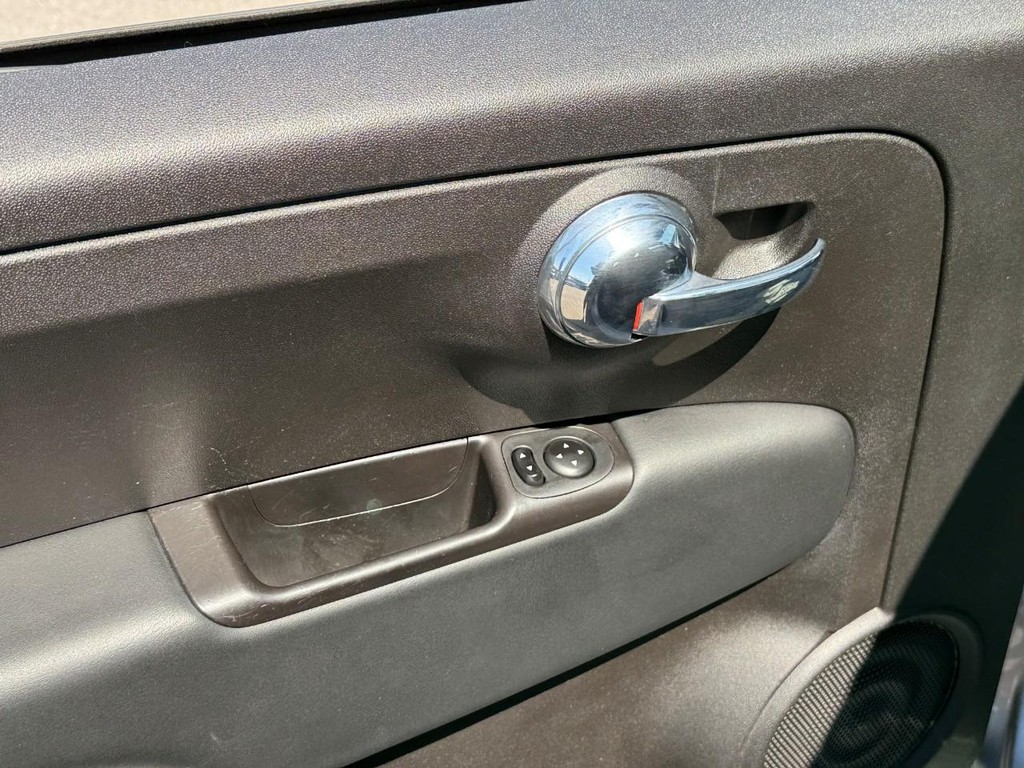 FIAT 500e Vehicle Full-screen Gallery Image 11