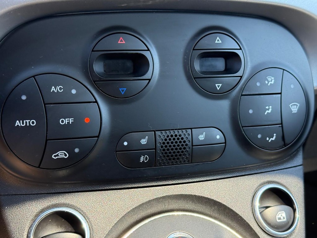 FIAT 500e Vehicle Full-screen Gallery Image 17