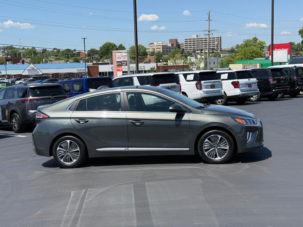 Hyundai Ioniq Plug-In Hybrid Vehicle Full-screen Gallery Image 02