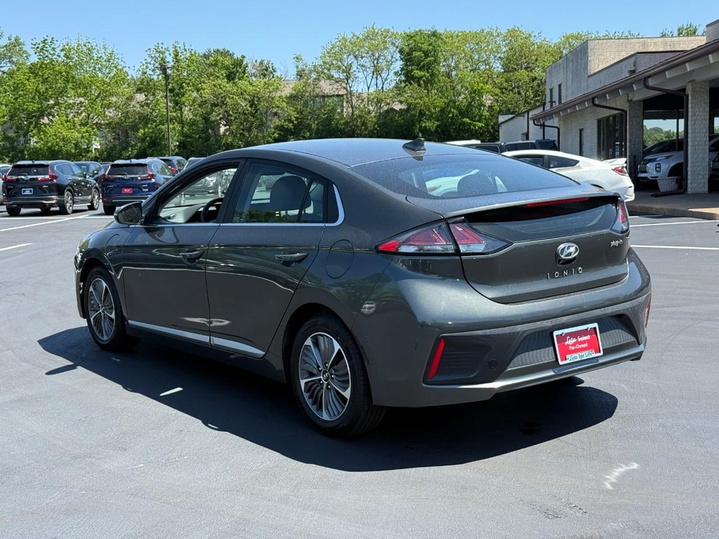 Hyundai Ioniq Plug-In Hybrid Vehicle Full-screen Gallery Image 04