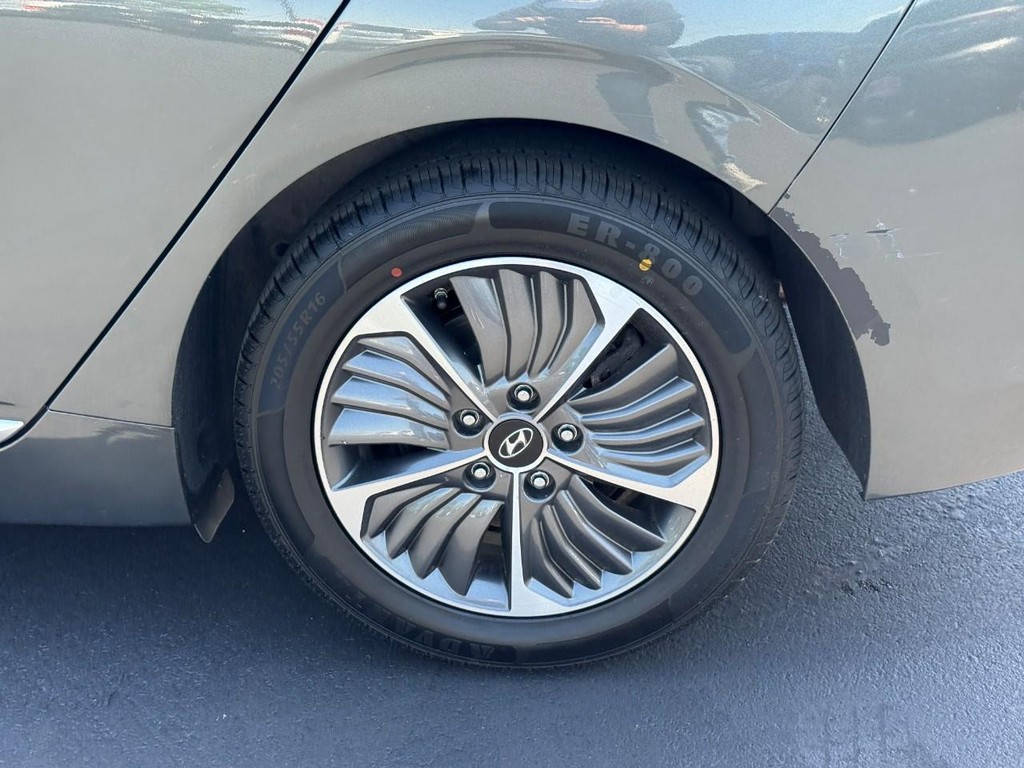 Hyundai Ioniq Plug-In Hybrid Vehicle Full-screen Gallery Image 05