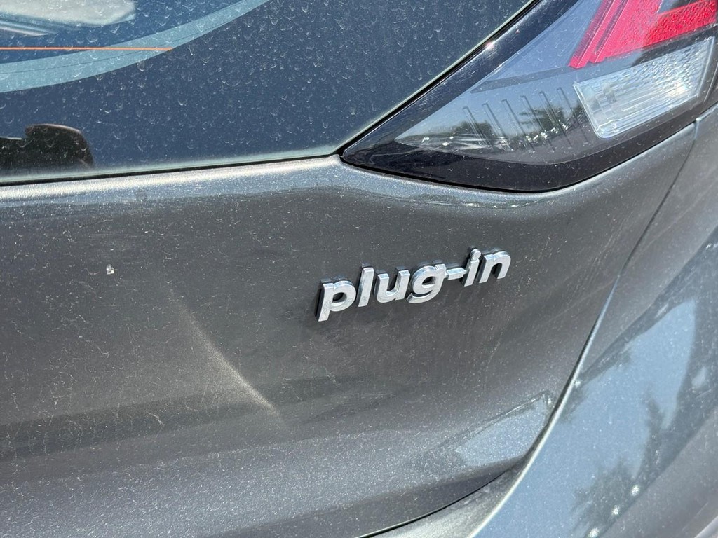 Hyundai Ioniq Plug-In Hybrid Vehicle Full-screen Gallery Image 06