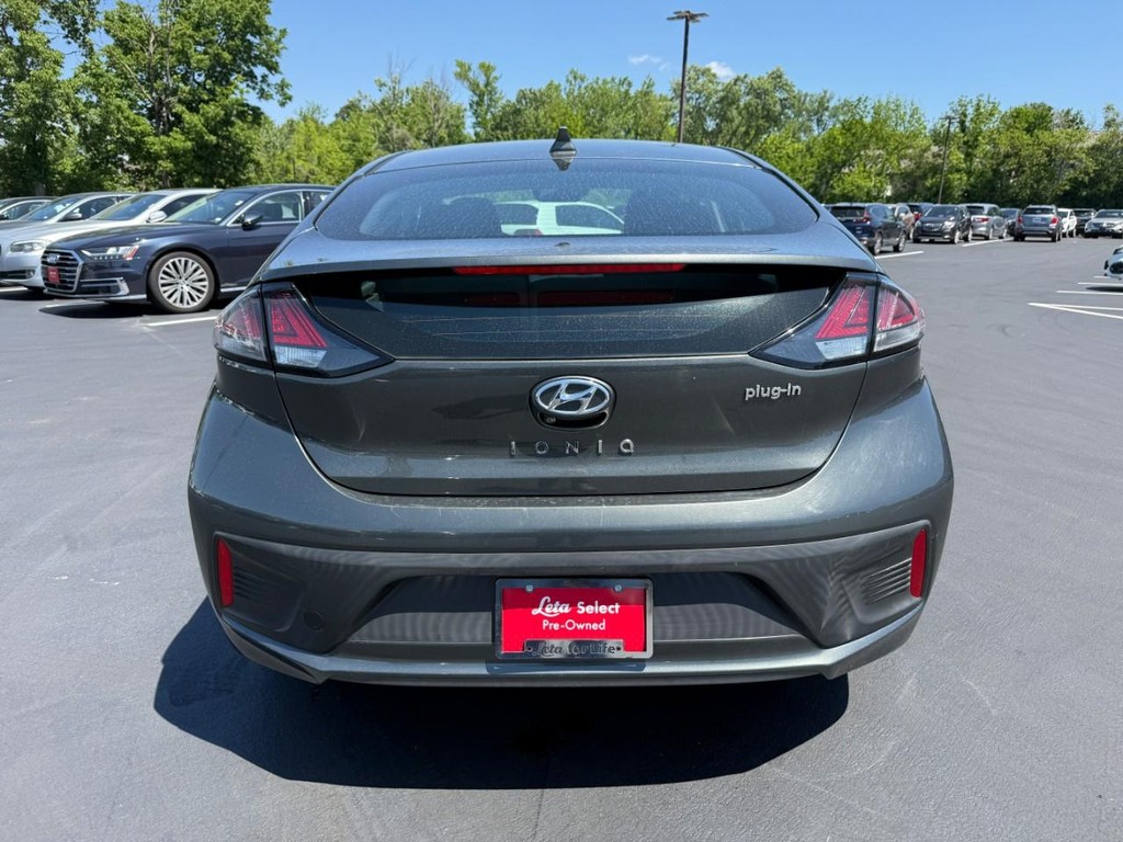 Hyundai Ioniq Plug-In Hybrid Vehicle Full-screen Gallery Image 08