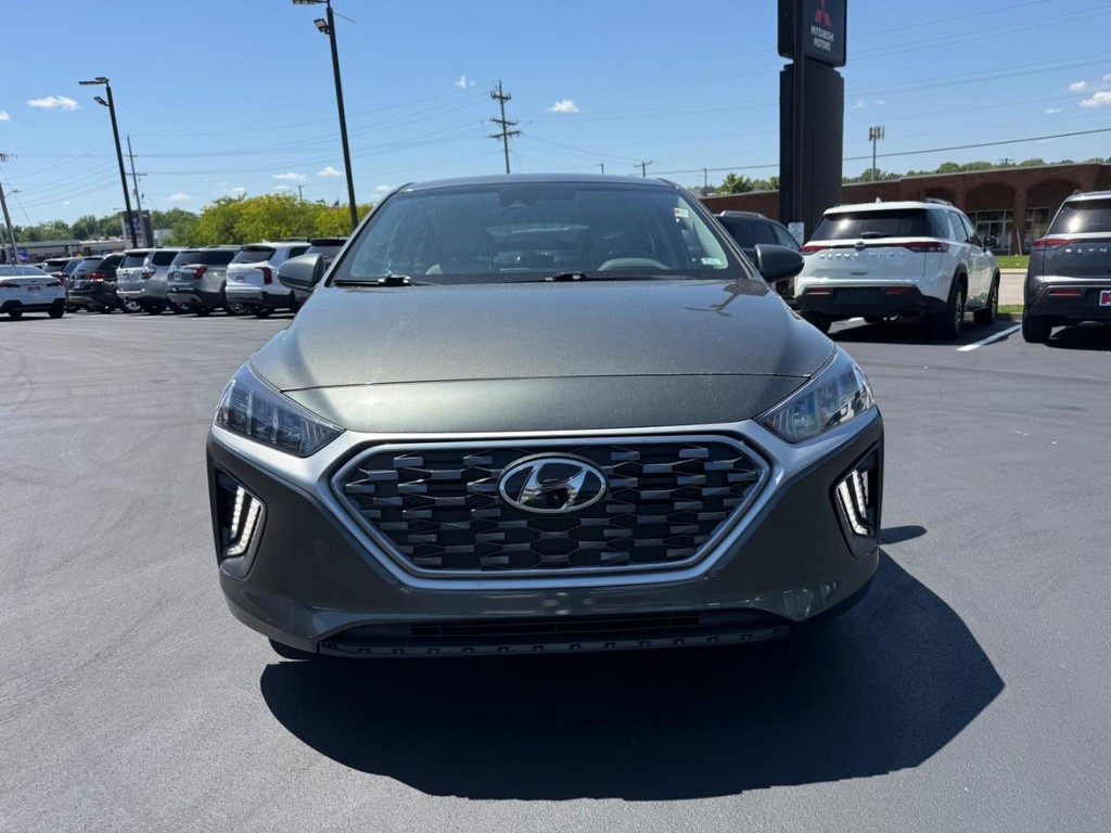 Hyundai Ioniq Plug-In Hybrid Vehicle Full-screen Gallery Image 10