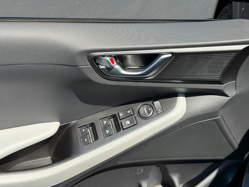 Hyundai Ioniq Plug-In Hybrid Vehicle Full-screen Gallery Image 17