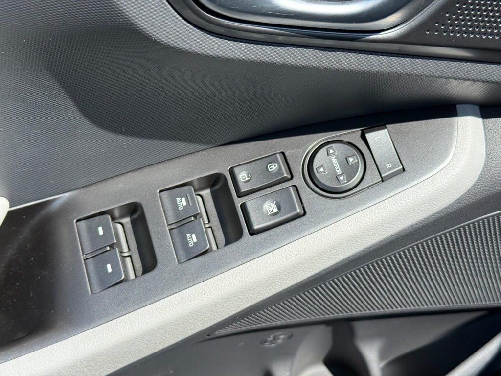 Hyundai Ioniq Plug-In Hybrid Vehicle Full-screen Gallery Image 18