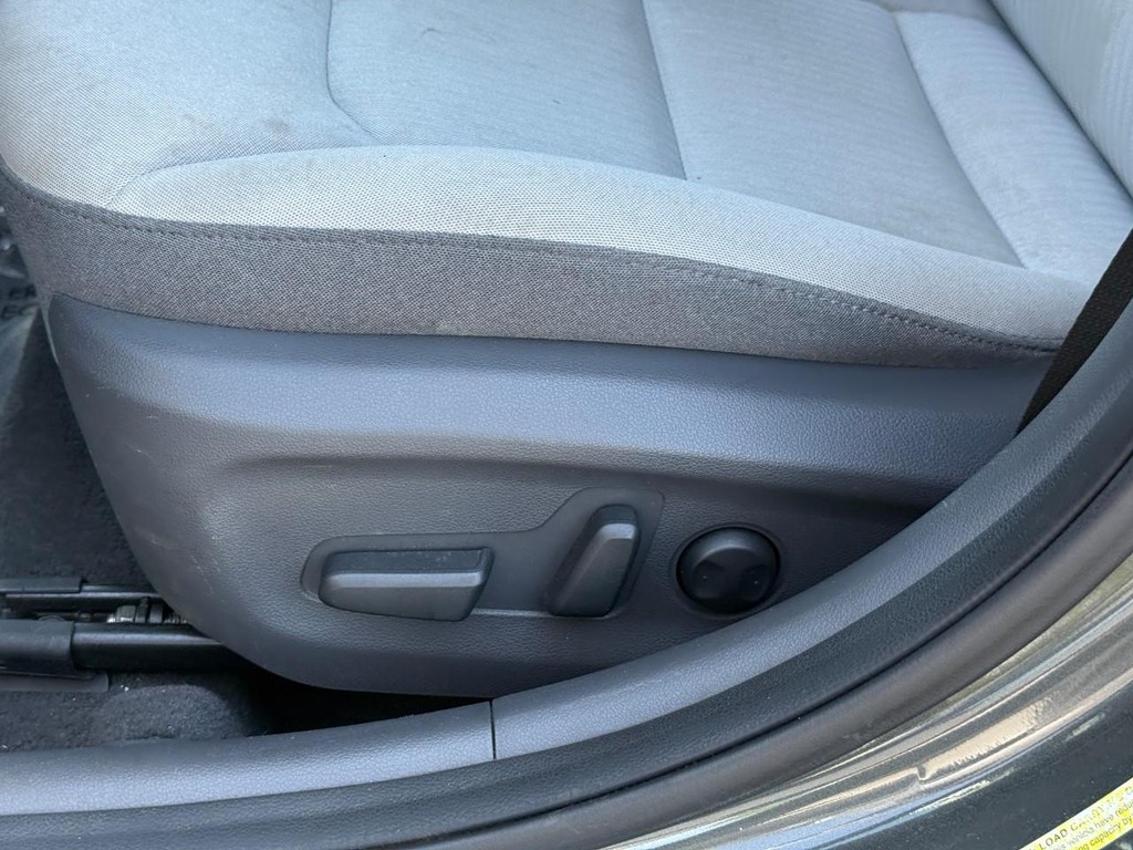 Hyundai Ioniq Plug-In Hybrid Vehicle Full-screen Gallery Image 20