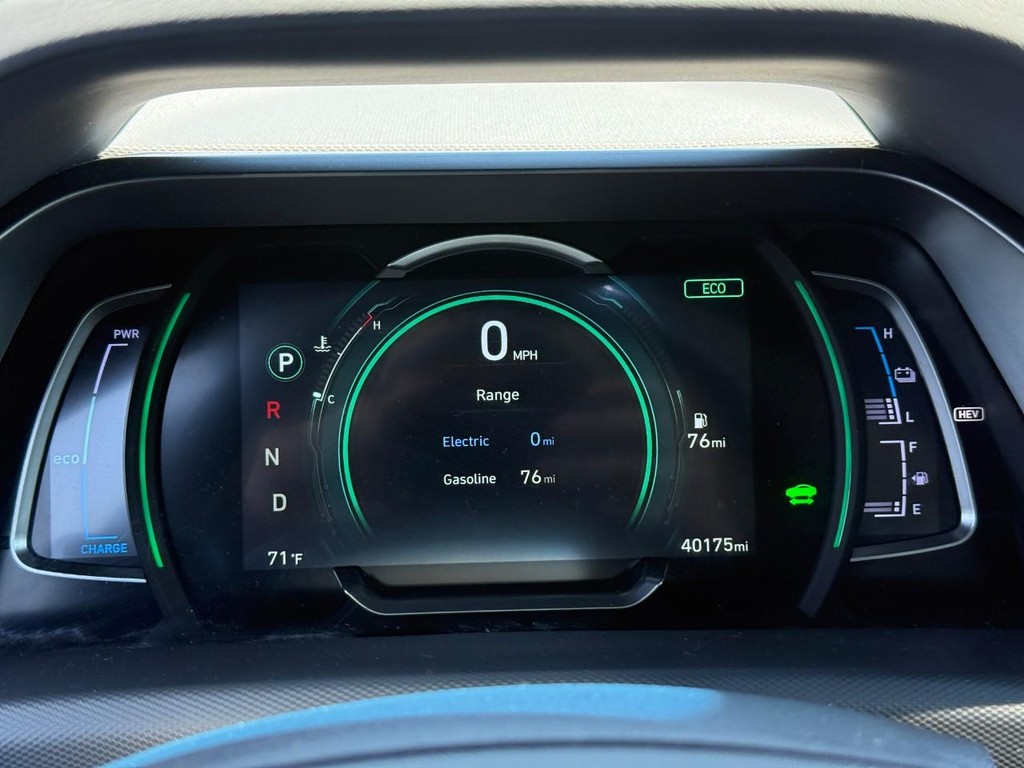 Hyundai Ioniq Plug-In Hybrid Vehicle Full-screen Gallery Image 23